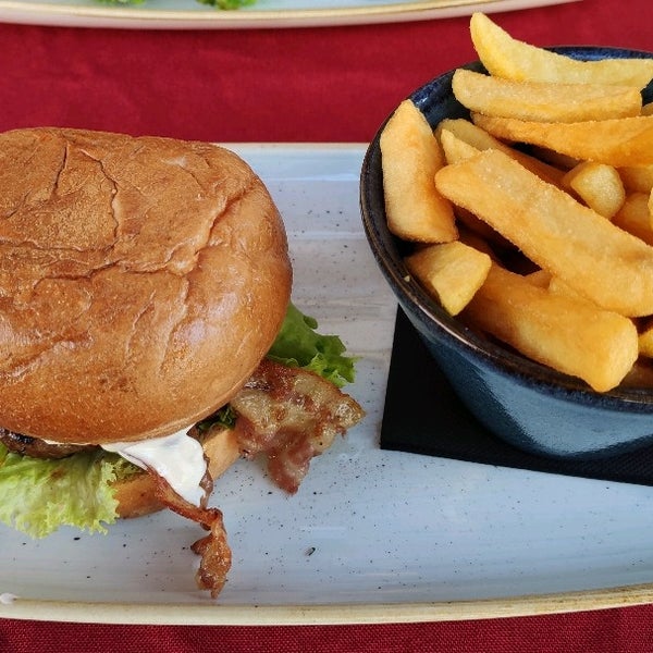 Foto tirada no(a) Ruff&#39;s Burger por M. W. em 3/8/2020