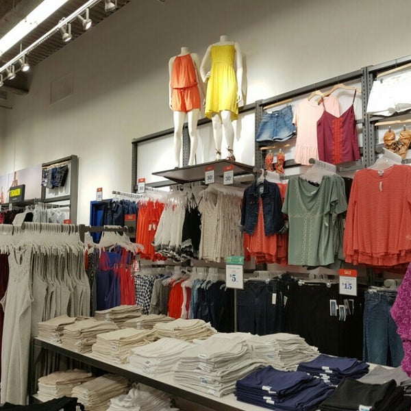 Old Navy Clothing Store in Oshawa