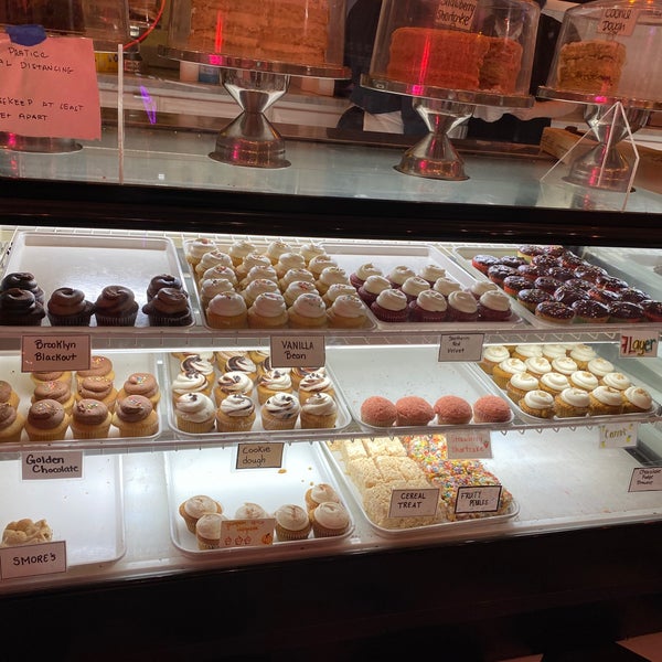 Photo taken at Little Cupcake Bakeshop by Anna Y. on 10/12/2021