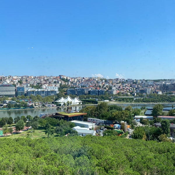 รูปภาพถ่ายที่ Mövenpick Hotel Istanbul Golden Horn โดย Moayad เมื่อ 8/21/2022