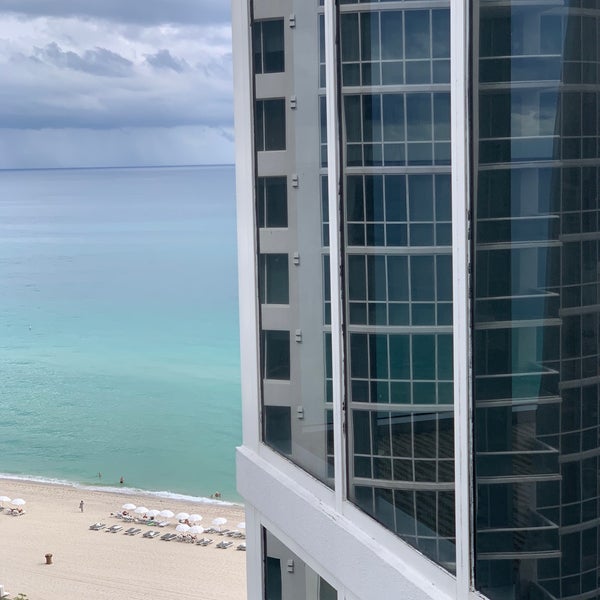 Foto scattata a Trump International Beach Resort da س . il 11/3/2019