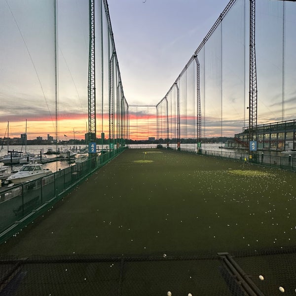 9/22/2022 tarihinde santagatiziyaretçi tarafından The Golf Club at Chelsea Piers'de çekilen fotoğraf