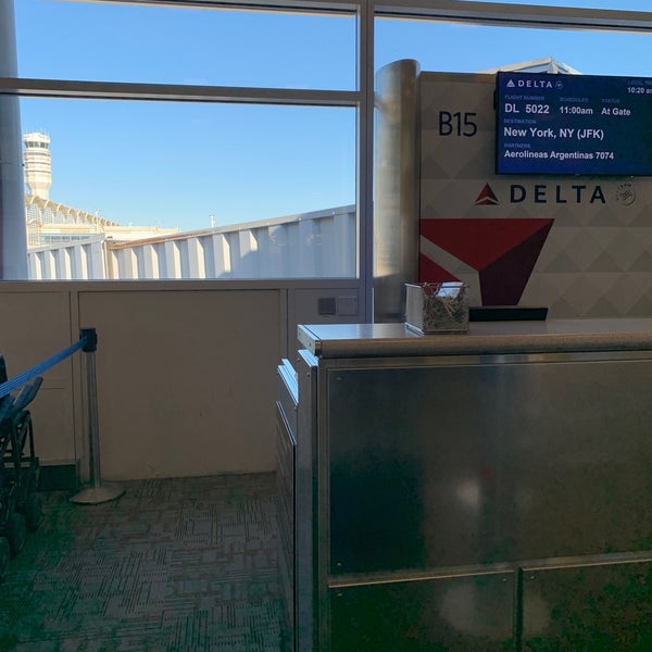 Foto diambil di Ronald Reagan Washington National Airport (DCA) oleh santagati pada 10/14/2019