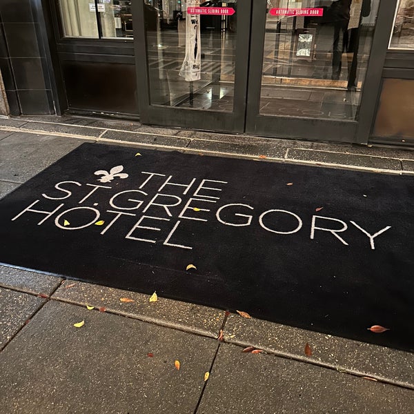 Foto diambil di St. Gregory Hotel oleh santagati pada 11/11/2022