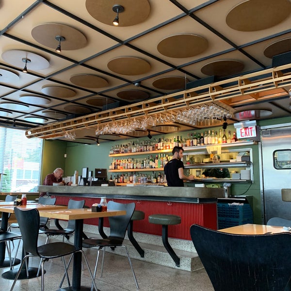 รูปภาพถ่ายที่ Continental Restaurant &amp; Martini Bar โดย santagati เมื่อ 10/20/2019
