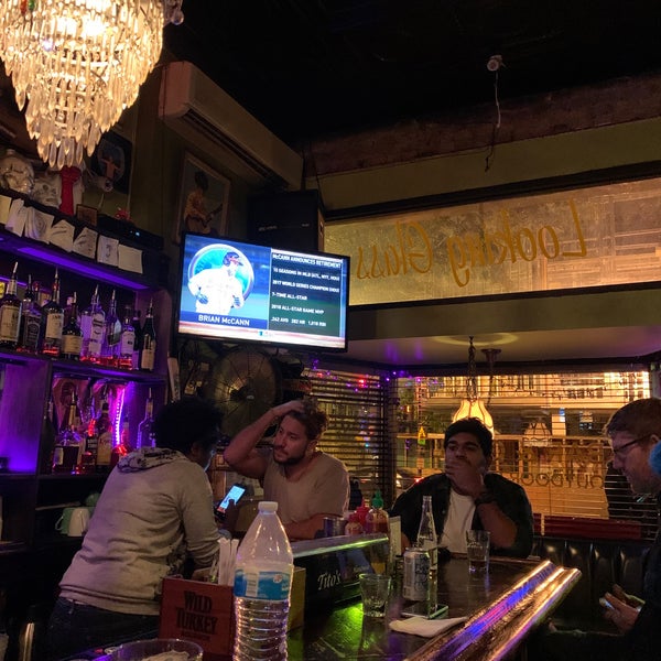 รูปภาพถ่ายที่ Looking Glass Lounge โดย santagati เมื่อ 10/10/2019