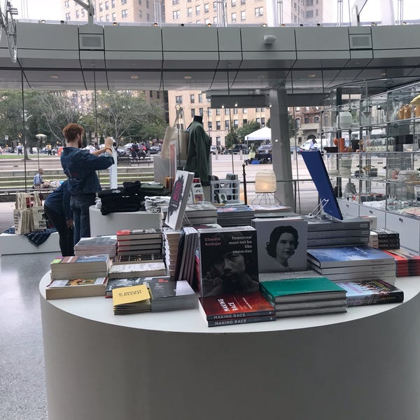 Photo taken at Brooklyn Museum Gift Shop by santagati on 9/20/2018