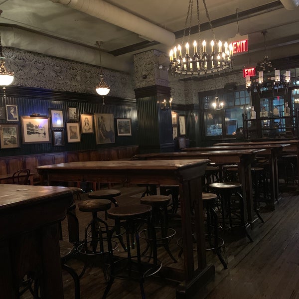 รูปภาพถ่ายที่ Flatiron Hall Restaurant and Beer Cellar โดย santagati เมื่อ 2/18/2020