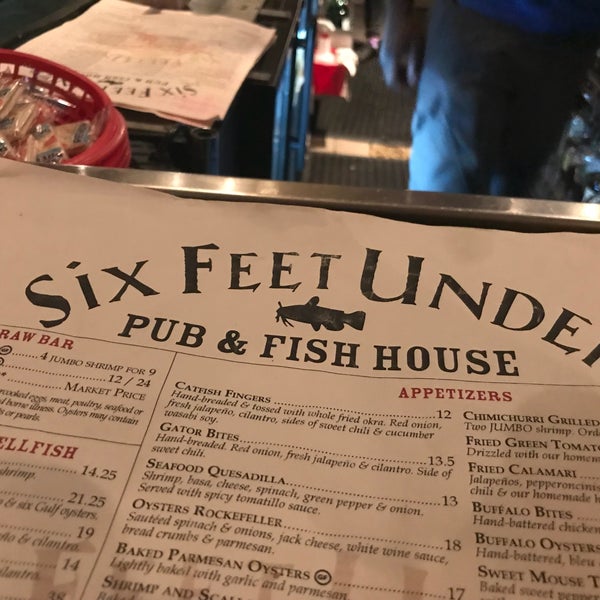 Снимок сделан в Six Feet Under Pub &amp; Fish House пользователем santagati 9/16/2018
