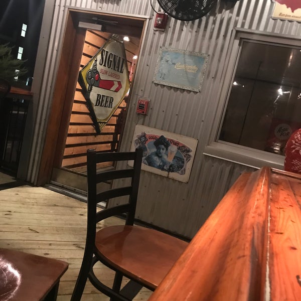 Photo taken at Six Feet Under Pub &amp; Fish House by santagati on 9/16/2018