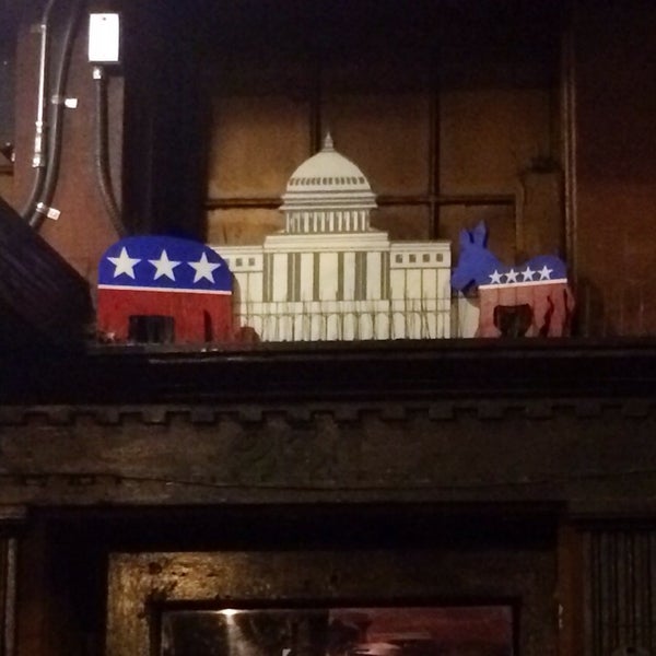 รูปภาพถ่ายที่ Capitol Lounge โดย Ed L. เมื่อ 2/8/2014