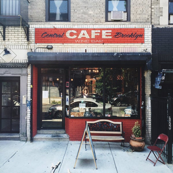 Foto tirada no(a) Central Cafe por Steven B. em 9/7/2015