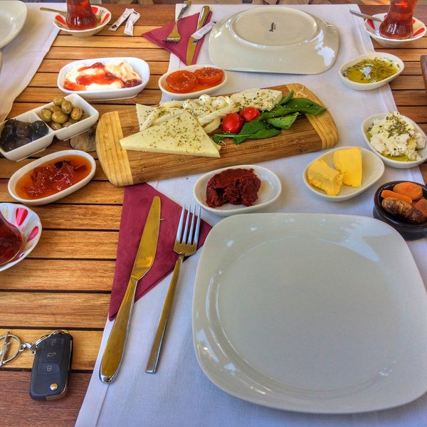 Das Foto wurde bei Limoon Café &amp; Restaurant von Şükrü G. am 5/5/2017 aufgenommen