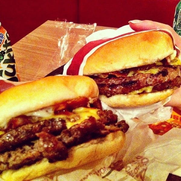 Снимок сделан в Tatoe&#39;s Burger пользователем Rafael P. 3/25/2013