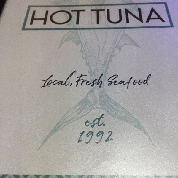 รูปภาพถ่ายที่ Hot Tuna - VA Beach โดย Brett H. เมื่อ 6/12/2019