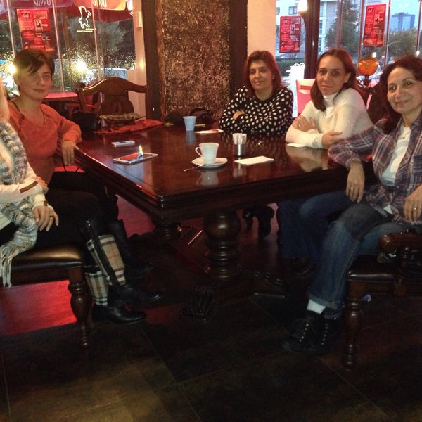 Foto diambil di Gippo Cafe &amp; Brasserie oleh Nesrin B. pada 12/21/2014