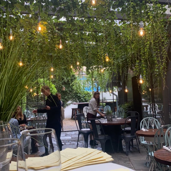 Foto tirada no(a) Cathedral Café Lounge &amp; Restaurant por لَيَان em 7/9/2021