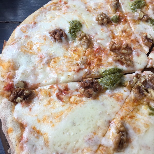 Pizzalar muhteşem. Özellikle tulum peynirli, fesleğenli ve cevizli pizzayı tavsiye ederim. Odun fırınında pişiyor ve hamuru incecik. Kesinlikle gelin🍕