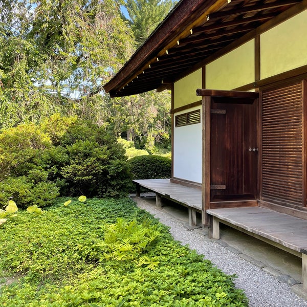 Photo taken at Shofuso Japanese House and Garden by Alex L. on 8/9/2022