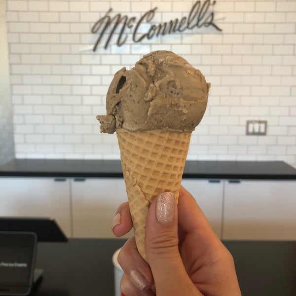 รูปภาพถ่ายที่ McConnell&#39;s Fine Ice Creams โดย Karen T. เมื่อ 7/13/2018