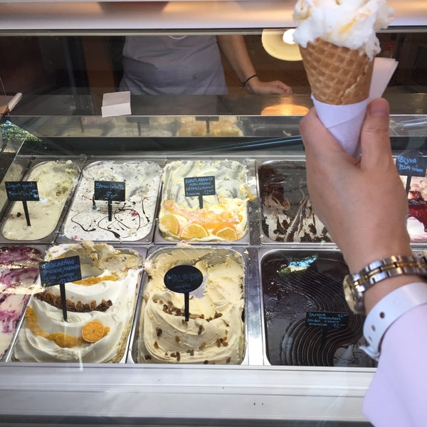 10/17/2017에 Karen T.님이 Luka Ice Cream &amp; Cakes에서 찍은 사진