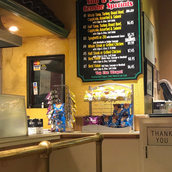 Foto tomada en Gino &amp; Joe&#39;s Famous NY Pizza  por Kacy el 9/23/2019