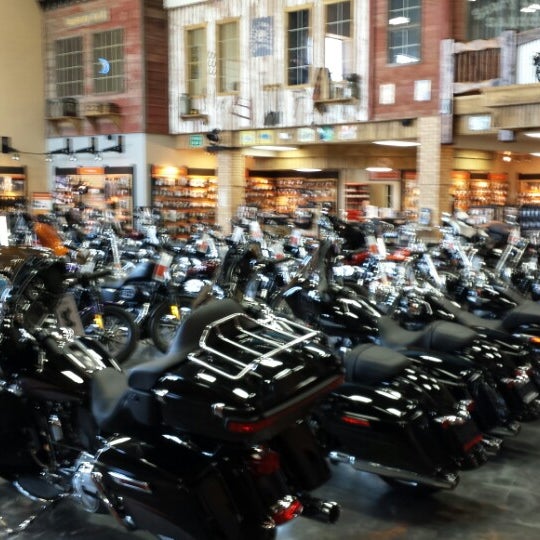 Das Foto wurde bei Vandervest Harley Davidson von Rick G. am 5/10/2014 aufgenommen