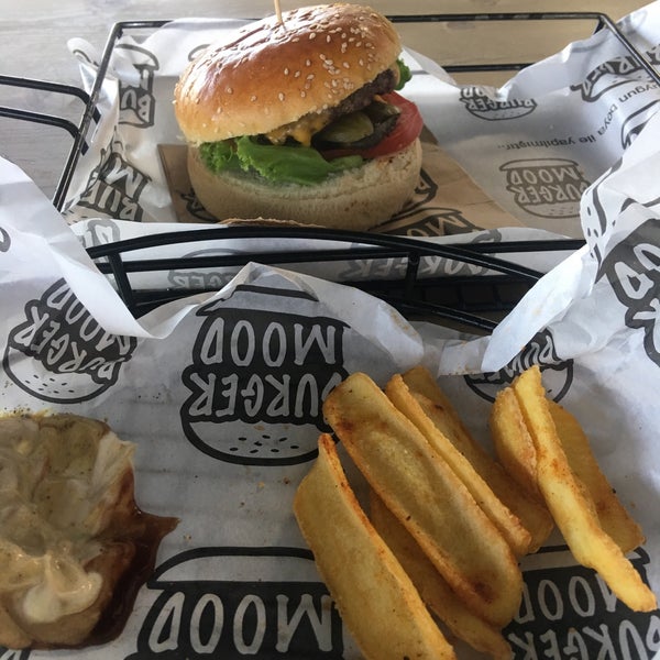 Das Foto wurde bei Burger Mood von Yılmaz am 6/7/2019 aufgenommen
