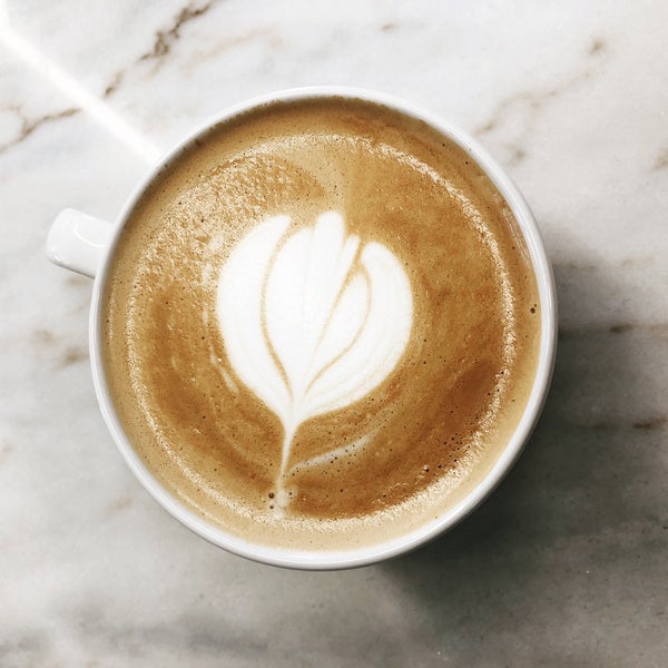 10/18/2018 tarihinde Coffee &amp; Wavesziyaretçi tarafından Coffee &amp; Waves'de çekilen fotoğraf