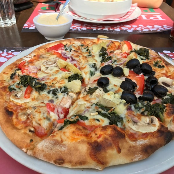Photo taken at Pizza Pronto by Mohammed on 5/25/2017