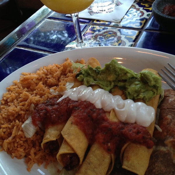 รูปภาพถ่ายที่ Las Margaritas โดย Hope T. เมื่อ 5/7/2013