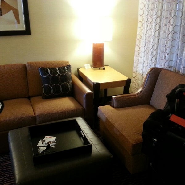 Foto diambil di Embassy Suites by Hilton oleh Jonathan S. pada 3/25/2013