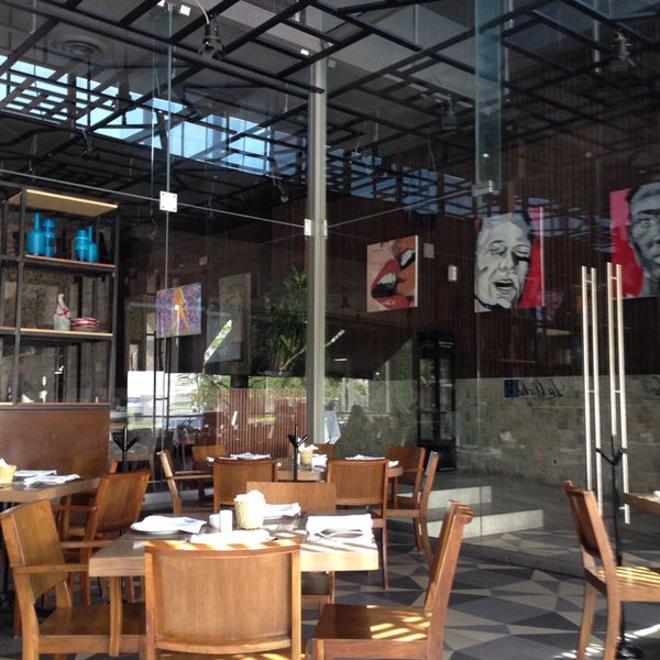Photo taken at La Ocho Restaurante by Francisco B. on 5/11/2014