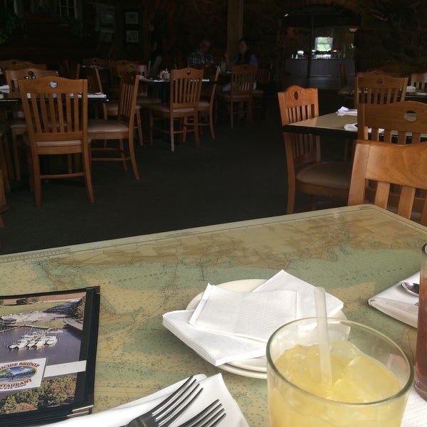 Foto diambil di Suicide Bridge Restaurant oleh Felicia C. pada 6/27/2015