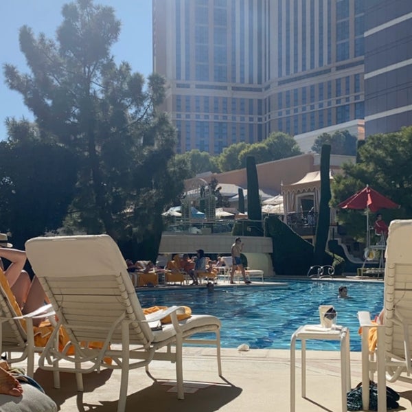 Foto diambil di Wynn Las Vegas Pool oleh G.G pada 10/26/2019