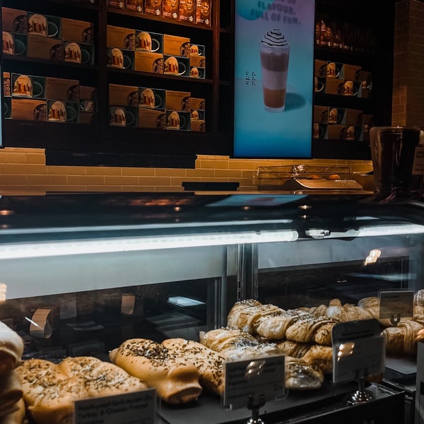 Foto diambil di Starbucks (ستاربكس) oleh 𝕄🤍🎠 pada 6/21/2022