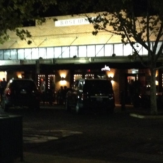 Foto diambil di Rosewood Bar &amp; Grill oleh Lorelei F. pada 10/20/2012