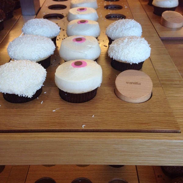 5/4/2014 tarihinde Lorelei F.ziyaretçi tarafından Sprinkles Cupcakes'de çekilen fotoğraf