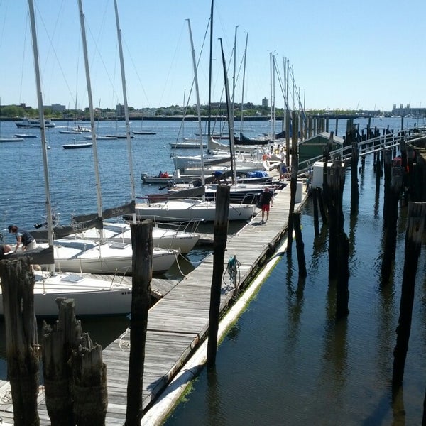 6/15/2013 tarihinde Eric H.ziyaretçi tarafından Boston Sailing Center'de çekilen fotoğraf