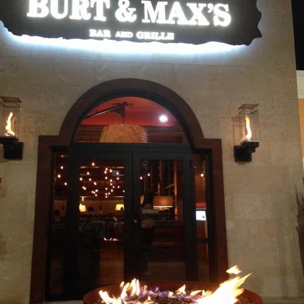 Foto tirada no(a) Burt &amp; Max&#39;s Bar &amp; Grille por Keith W. em 11/16/2013