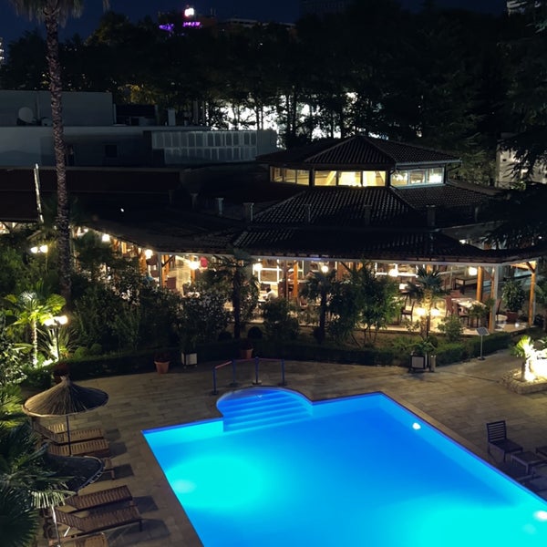 รูปภาพถ่ายที่ Rogner Hotel Tirana โดย SALEH เมื่อ 7/11/2022