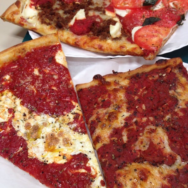 รูปภาพถ่ายที่ Roma Pizza โดย Jenn A. เมื่อ 11/6/2014