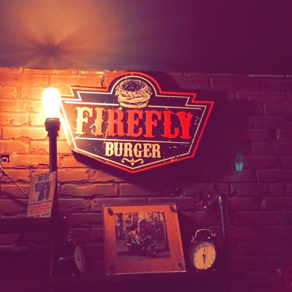 รูปภาพถ่ายที่ Firefly Burger โดย Az เมื่อ 5/2/2019