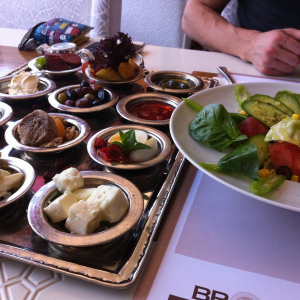 รูปภาพถ่ายที่ Brown Cafe&amp;Bistro โดย Bircan เมื่อ 5/6/2013