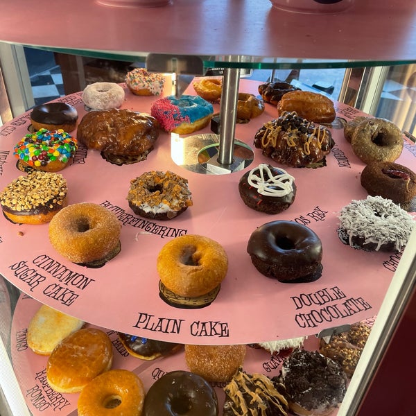 8/13/2021 tarihinde Knick B.ziyaretçi tarafından Voodoo Doughnut'de çekilen fotoğraf