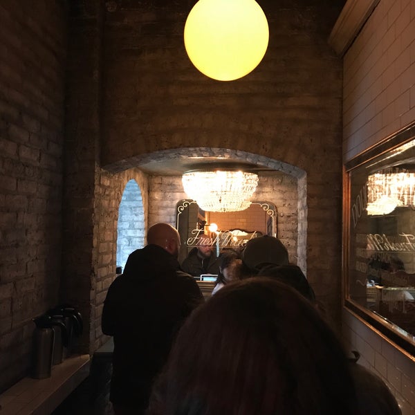 Foto tirada no(a) The Doughnut Vault por Knick B. em 2/22/2018