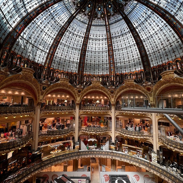 Photo taken at Galeries Lafayette Haussmann by Talal .. on 8/8/2022