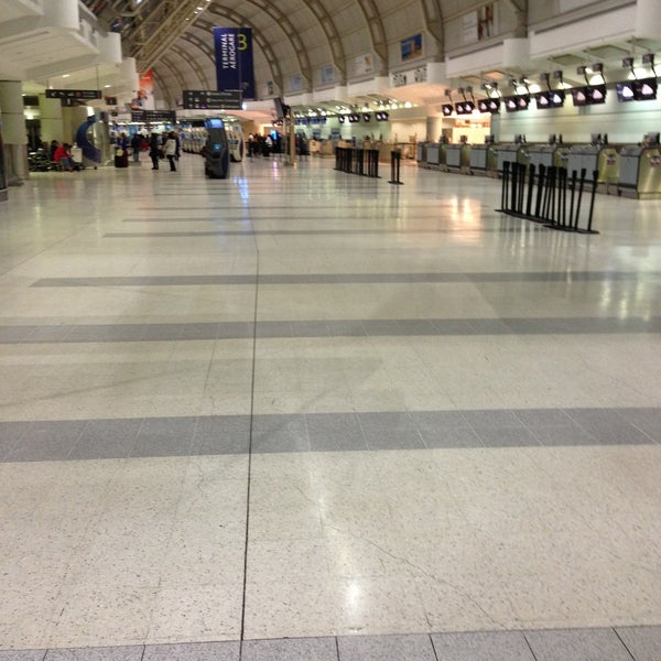 Foto tirada no(a) Aeroporto Internacional Pearson de Toronto (YYZ) por Lee W. em 5/5/2013