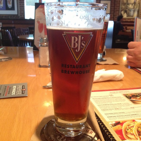 Photo taken at BJ&#39;s Restaurant &amp; Brewhouse by Cactus J. on 5/14/2013