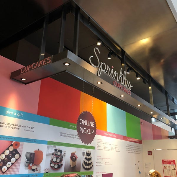 Photo taken at Sprinkles New York - Brookfield Place by Being B. on 10/28/2018